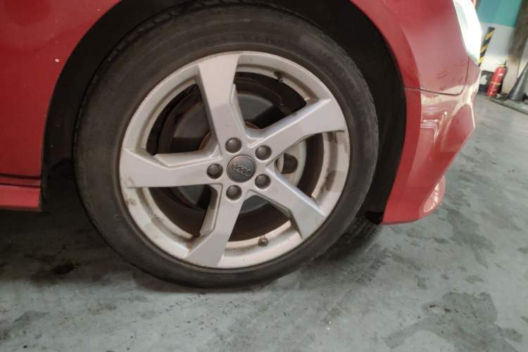 Used Audi A3 2019 Sportback 35 TFSI Fashion Edition China VI Emission Standard Right Front Wheel Hub