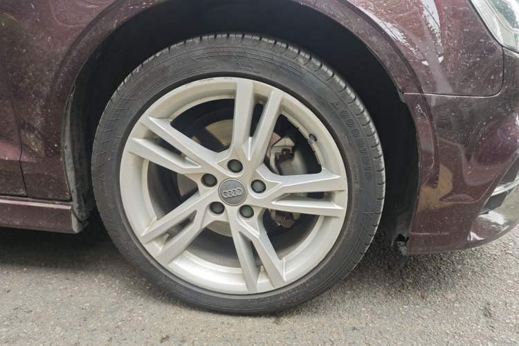 Used Audi A3 2019 Limousine 35 TFSI Fashion Edition China V standard Right Front Wheel Hub