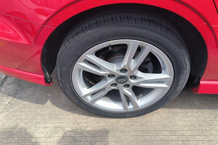 Used Audi A3 2019 Limousine 35 TFSI Fashion Edition China VI Emission Standard Right Rear Wheel Hub