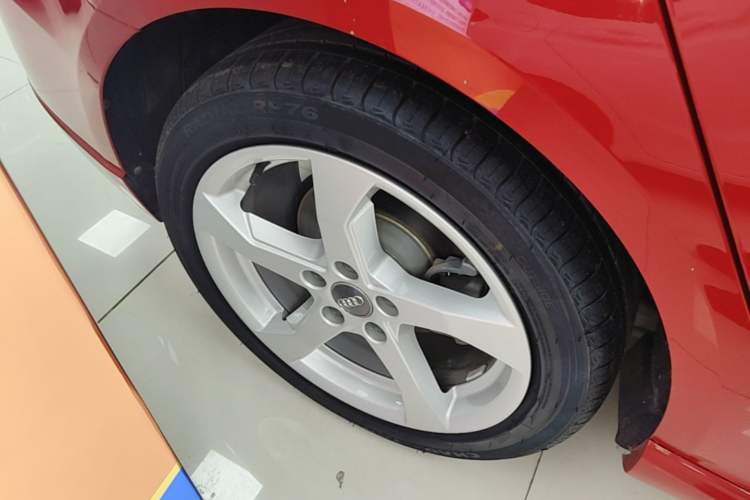 Used Audi A3 2019 Sportback 35 TFSI Fashion Edition China VI Emission Standard Right Rear Wheel Hub