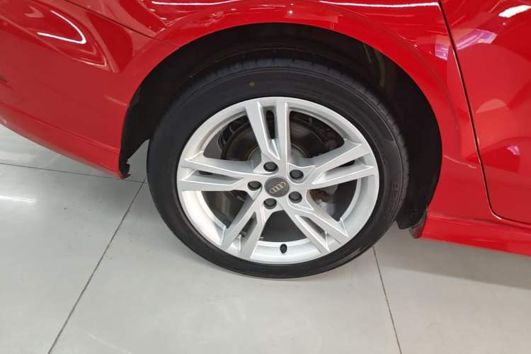 Used Audi A3 2019 Limousine 35 TFSI Fashion Edition China V standard Right Rear Wheel Hub