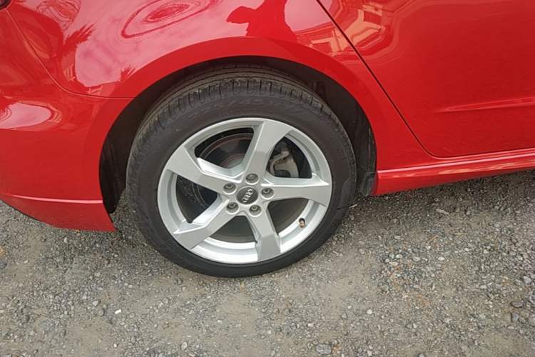 Used Audi A3 2019 Sportback 35 TFSI Fashion Edition China VI Emission Standard Right Rear Wheel Hub