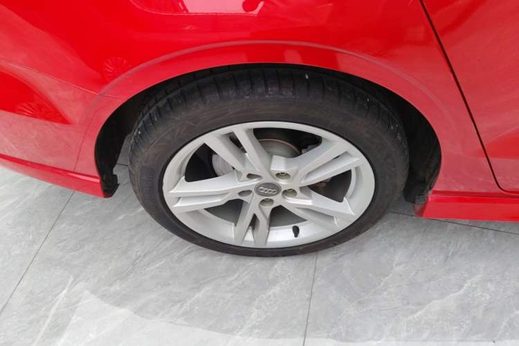 Used Audi A3 2019 Limousine 35 TFSI Fashion Edition China V standard Right Rear Wheel Hub