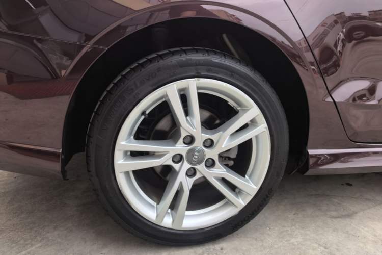 Used Audi A3 2019 Limousine 35 TFSI Fashion Edition China V standard Right Rear Wheel Hub