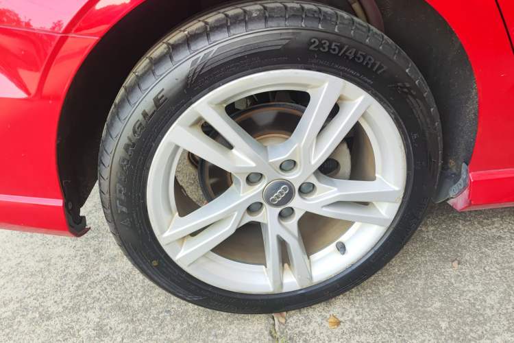 Used Audi A3 2019 Limousine 35 TFSI Fashion Edition China V standard Right Rear Wheel Hub