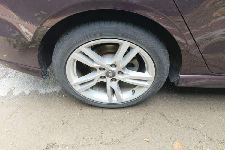 Used Audi A3 2019 Limousine 35 TFSI Fashion Edition China V standard Right Rear Wheel Hub