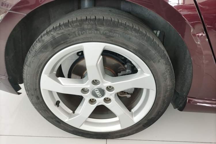 Used Audi A3 2019 Sportback 35 TFSI Fashion Edition China VI Emission Standard Right Rear Wheel Hub