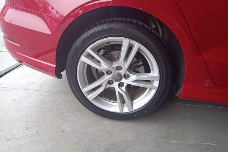 Used Audi A3 2019 Limousine 35 TFSI Fashion Edition China V standard Right Rear Wheel Hub