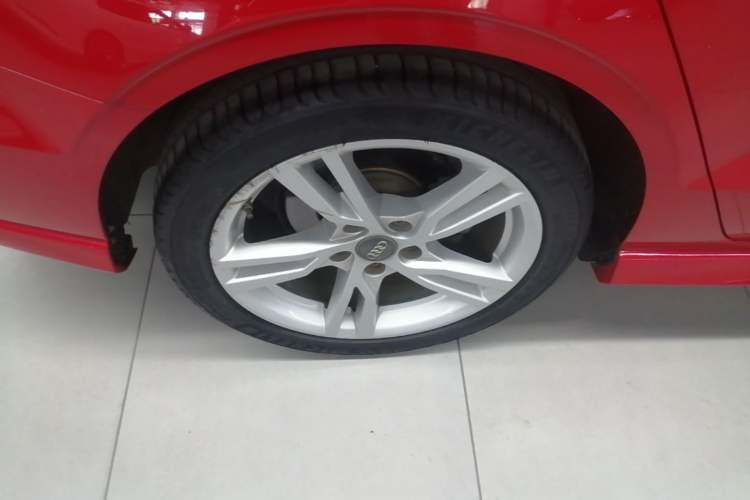 Used Audi A3 2019 Limousine 35 TFSI Fashion Edition China VI Emission Standard Right Rear Wheel Hub
