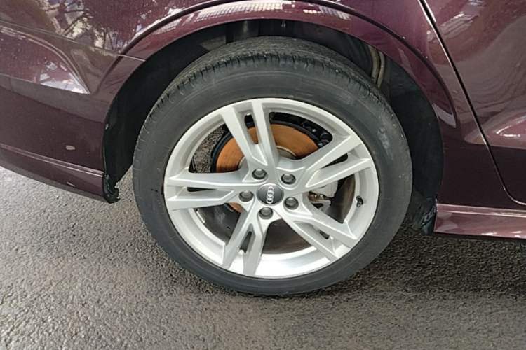 Used Audi A3 2019 Limousine 35 TFSI Fashion Edition China VI Emission Standard Right Rear Wheel Hub