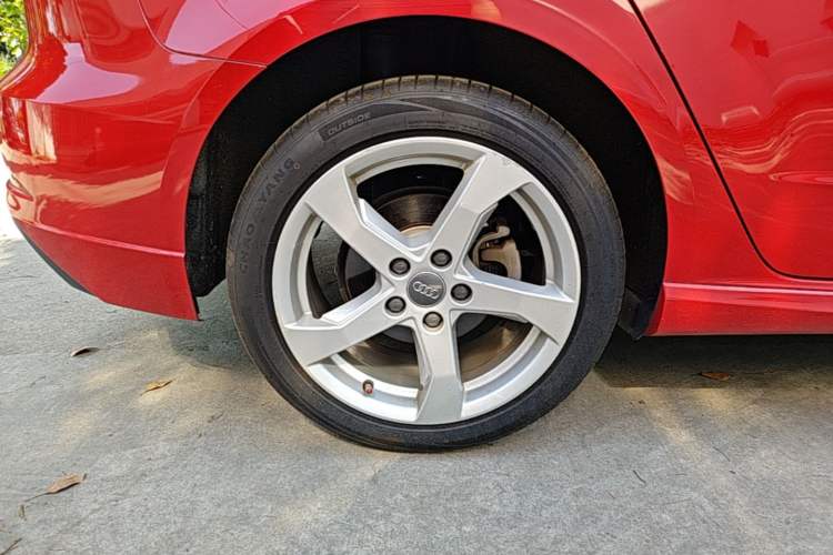 Used Audi A3 2019 Sportback 35 TFSI Fashion Edition China VI Emission Standard Right Rear Wheel Hub
