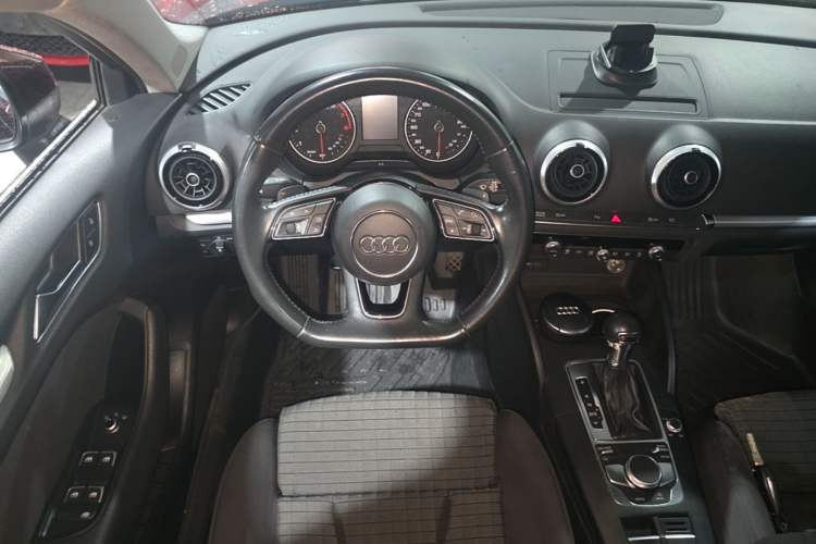 Used Audi A3 2019 Sportback 35 TFSI Sporty Version China VI Steering Wheel