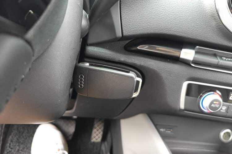 Used Audi A3 2019 Limousine 35 TFSI Fashion Edition China VI Emission Standard Vehicle Key