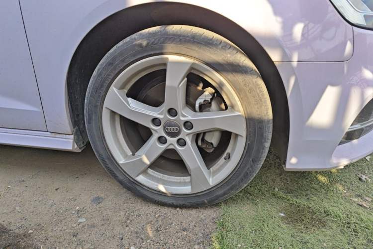 Used Audi A3 2019 Sportback 35 TFSI Fashion Edition China VI Emission Standard Right Front Wheel Hub