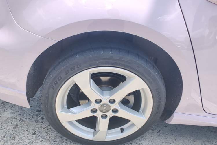 Used Audi A3 2019 Sportback 35 TFSI Fashion Edition China VI Emission Standard Right Rear Wheel Hub