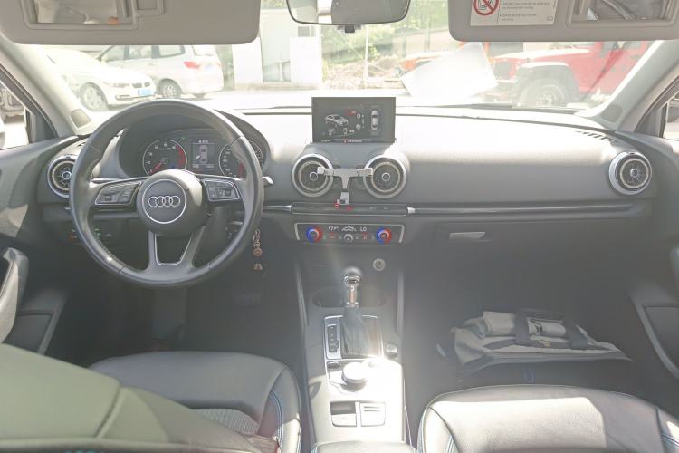 Used Audi A3 2019 Limousine 35 TFSI Fashion Edition China V standard Center Console