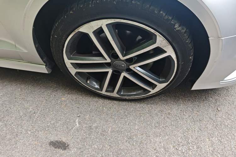 Used Audi A3 2019 Limousine 35 TFSI Sport Edition China V Emission Standard Right Front Wheel Hub