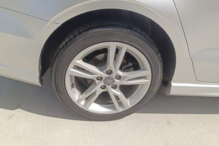Used Audi A3 2019 Limousine 35 TFSI Fashion Edition China V standard Right Rear Wheel Hub