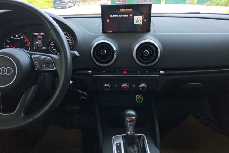 Used Audi A3 2019 Limousine 35 TFSI Fashion Edition China VI Emission Standard Audio And AC Panel