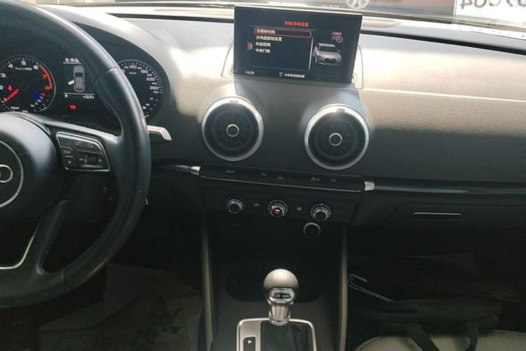 Used Audi A3 2019 Sportback 35 TFSI Fashion Edition China VI Emission Standard Audio And AC Panel