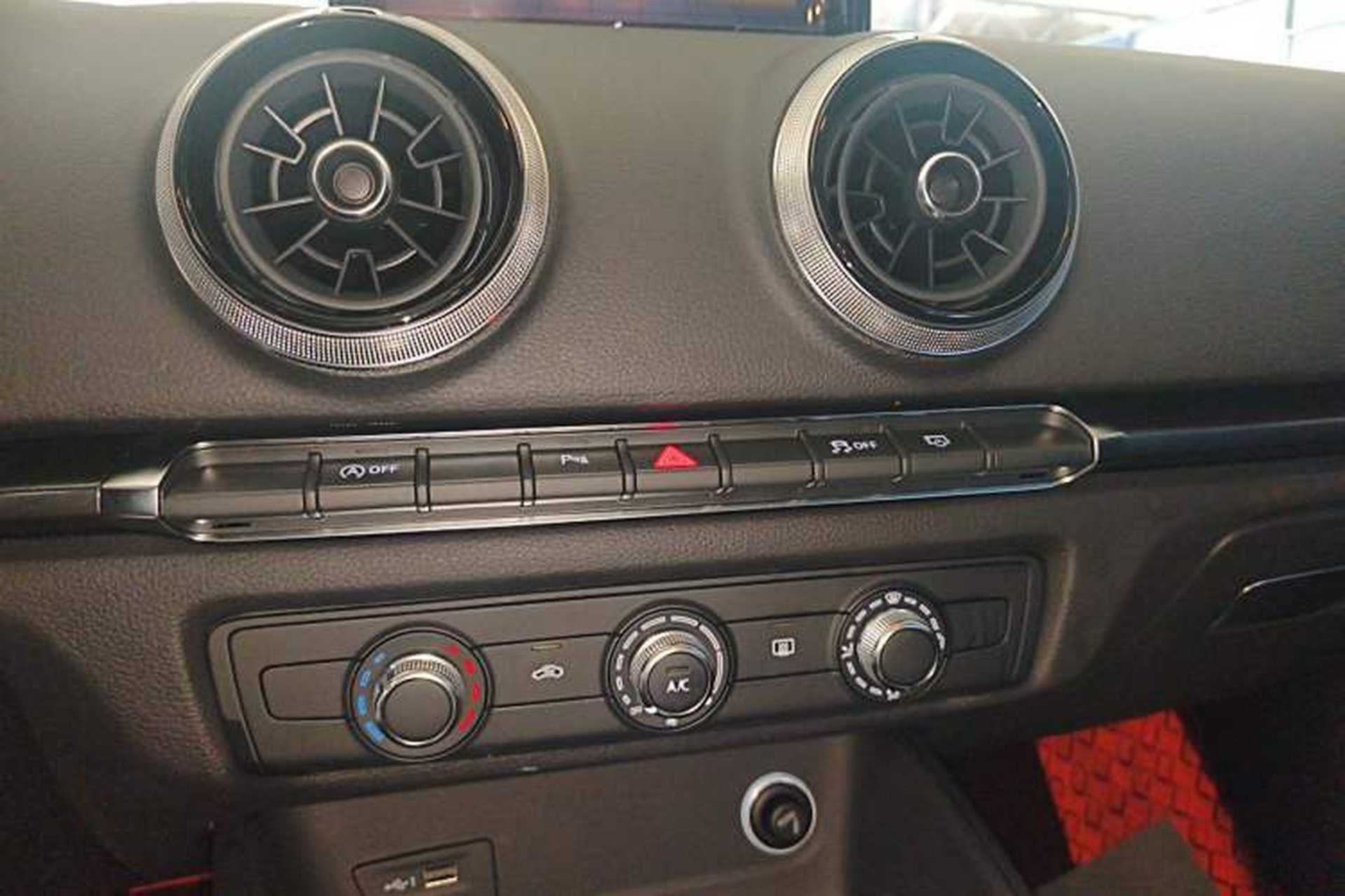 Used Audi A3 2019 Sportback 35 TFSI Fashion Edition China VI Emission Standard Audio And AC Panel