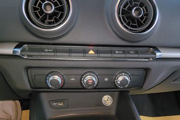 Used Audi A3 2019 Limousine 35 TFSI Ambition China VI Audio And AC Panel