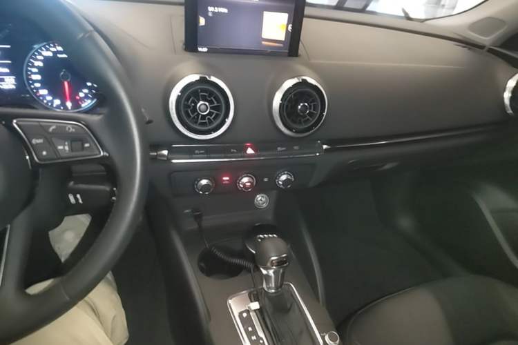 Used Audi A3 2019 Sportback 35 TFSI Fashion Edition China VI Emission Standard Audio And AC Panel
