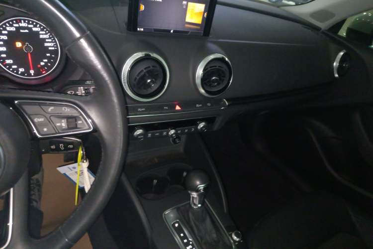 Used Audi A3 2019 Limousine 35 TFSI Fashion Edition China VI Emission Standard Audio And AC Panel