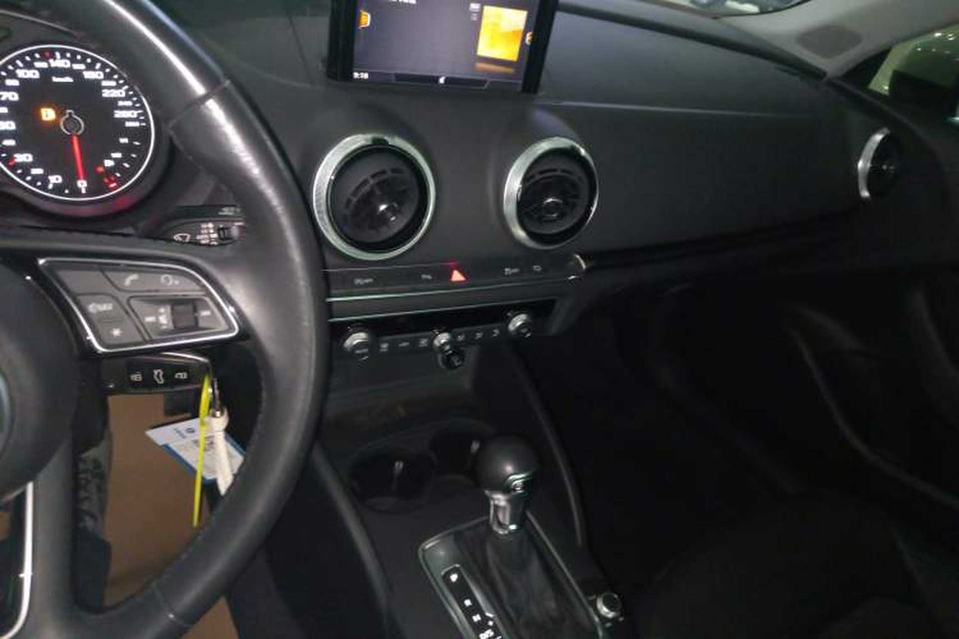 Used Audi A3 2019 Limousine 35 TFSI Fashion Edition China VI Emission Standard Audio And AC Panel