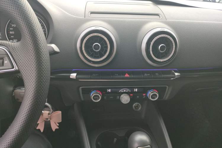 Used Audi A3 2019 Limousine 35 TFSI Fashion Edition China V standard Audio And AC Panel