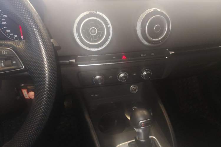 Used Audi A3 2019 Limousine 35 TFSI Fashion Edition China VI Emission Standard Audio And AC Panel