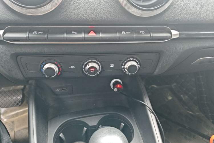 Used Audi A3 2019 Limousine 35 TFSI Fashion Edition China V standard Audio And AC Panel