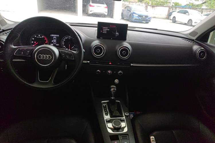 Used Audi A3 2019 Limousine 35 TFSI Ambition China V Center Console