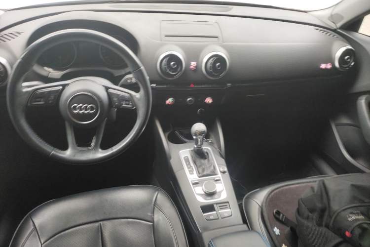 Used Audi A3 2019 Sportback 35 TFSI Fashion Edition China VI Emission Standard Center Console