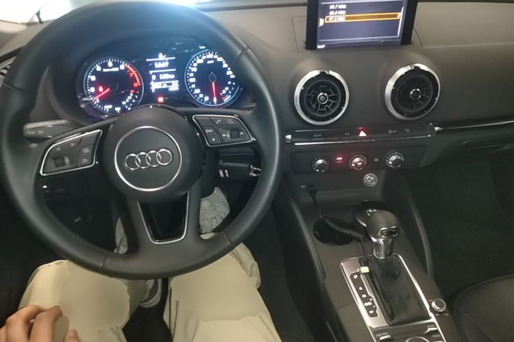Used Audi A3 2019 Sportback 35 TFSI Fashion Edition China VI Emission Standard Center Console