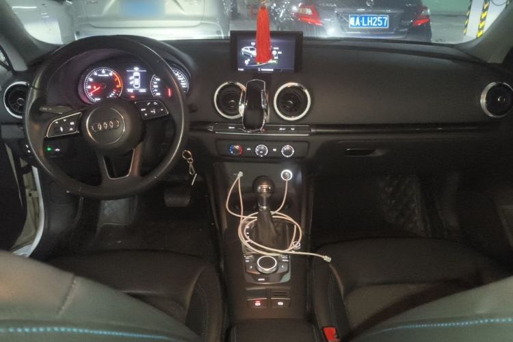 Used Audi A3 2019 Limousine 35 TFSI Fashion Edition China VI Emission Standard Center Console