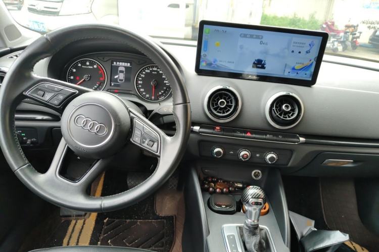 Used Audi A3 2019 Limousine 35 TFSI Fashion Edition China V standard Center Console