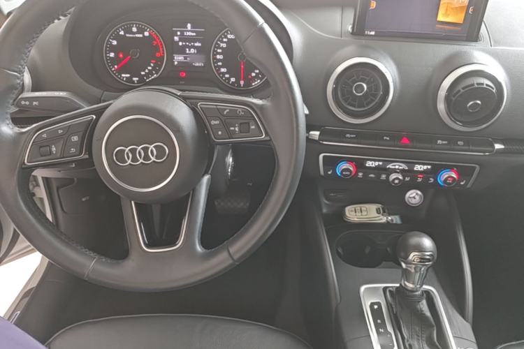 Used Audi A3 2019 Limousine 35 TFSI Fashion Edition China VI Emission Standard Center Console