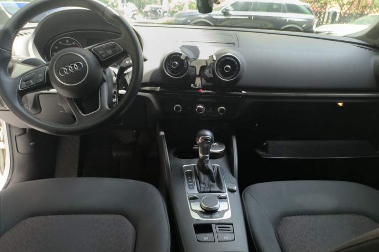 Used Audi A3 2019 Limousine 35 TFSI Ambition China VI Center Console