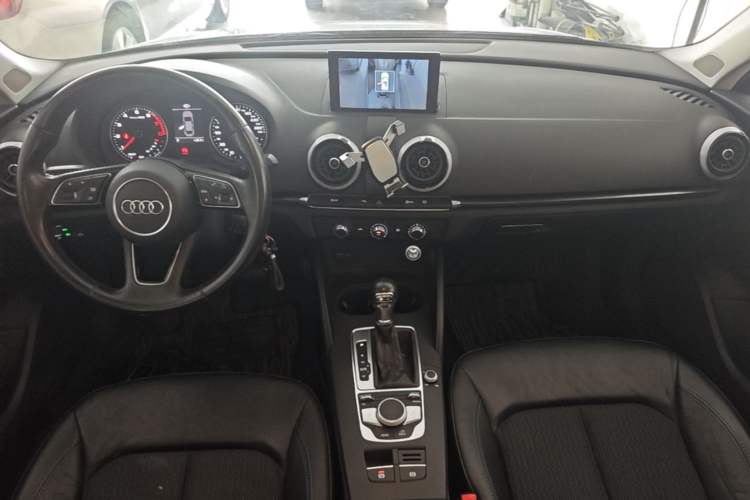 Used Audi A3 2019 Limousine 35 TFSI Fashion Edition China VI Emission Standard Center Console