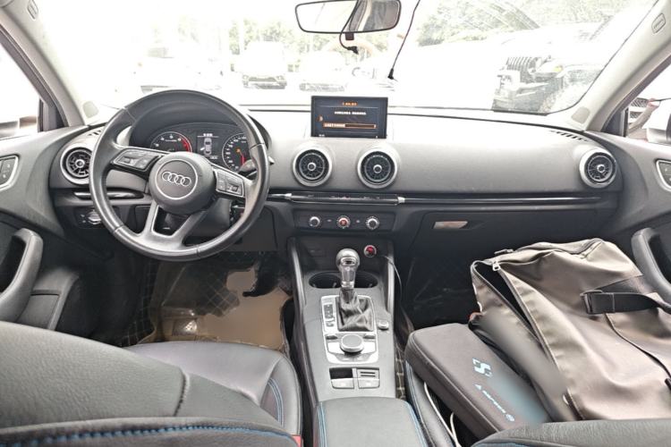 Used Audi A3 2019 Limousine 35 TFSI Fashion Edition China V standard Center Console