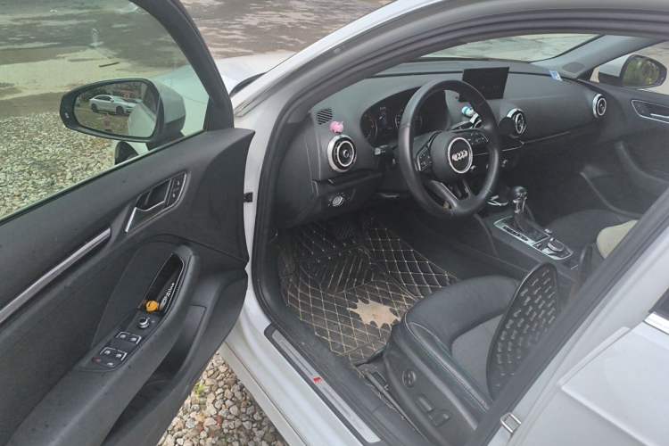 Used Audi A3 2019 Sportback 35 TFSI Fashion Edition China VI Emission Standard Driver Seat