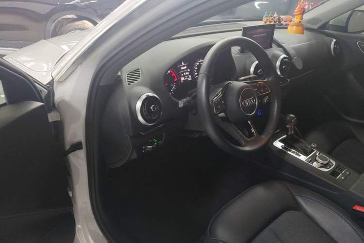 Used Audi A3 2019 Sportback 35 TFSI Fashion Edition China VI Emission Standard Driver Seat