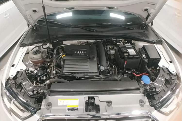Used Audi A3 2019 Limousine 35 TFSI Ambition China VI Engine Bay