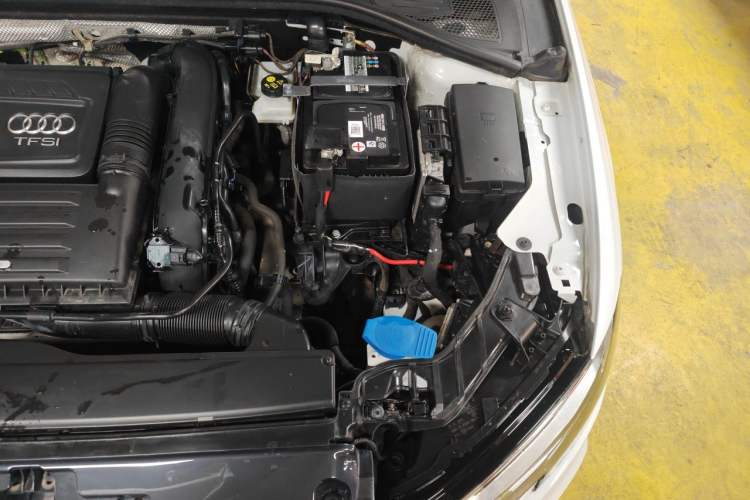 Used Audi A3 2019 Sportback 35 TFSI Fashion Edition China VI Emission Standard Engine Bay Left