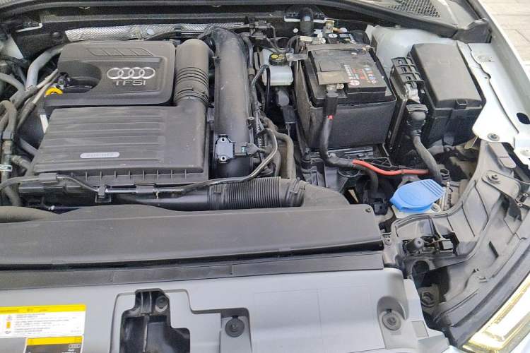 Used Audi A3 2019 Sportback 35 TFSI Fashion Edition China VI Emission Standard Engine Bay Left