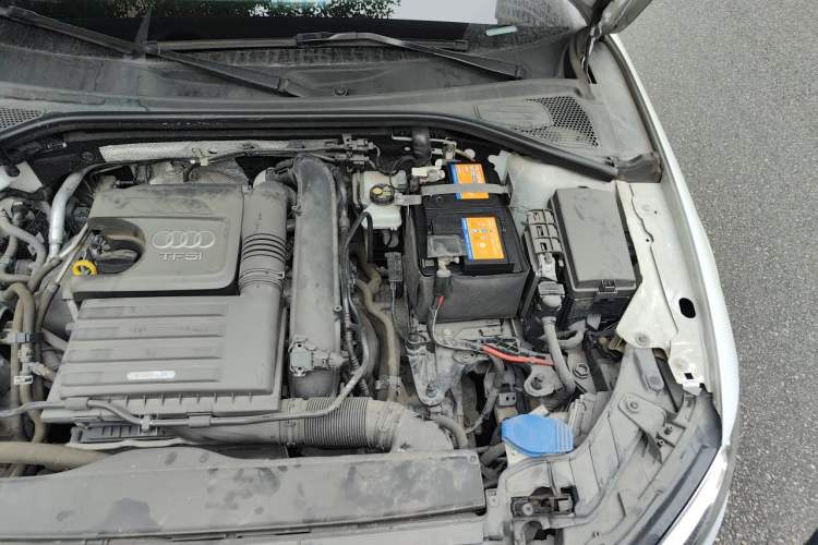 Used Audi A3 2019 Limousine 35 TFSI Fashion Edition China VI Emission Standard Engine Bay Left