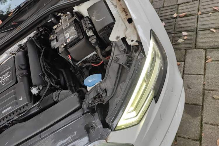 Used Audi A3 2019 Limousine 35 TFSI Fashion Edition China VI Emission Standard Engine Bay Left