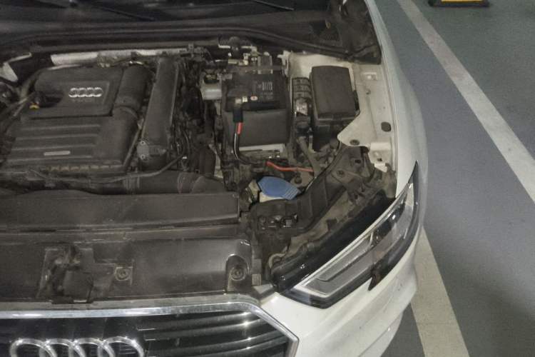 Used Audi A3 2019 Limousine 35 TFSI Fashion Edition China VI Emission Standard Engine Bay Left
