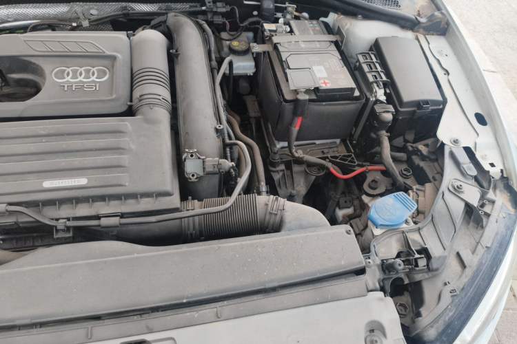 Used Audi A3 2019 Limousine 35 TFSI Fashion Edition China VI Emission Standard Engine Bay Left
